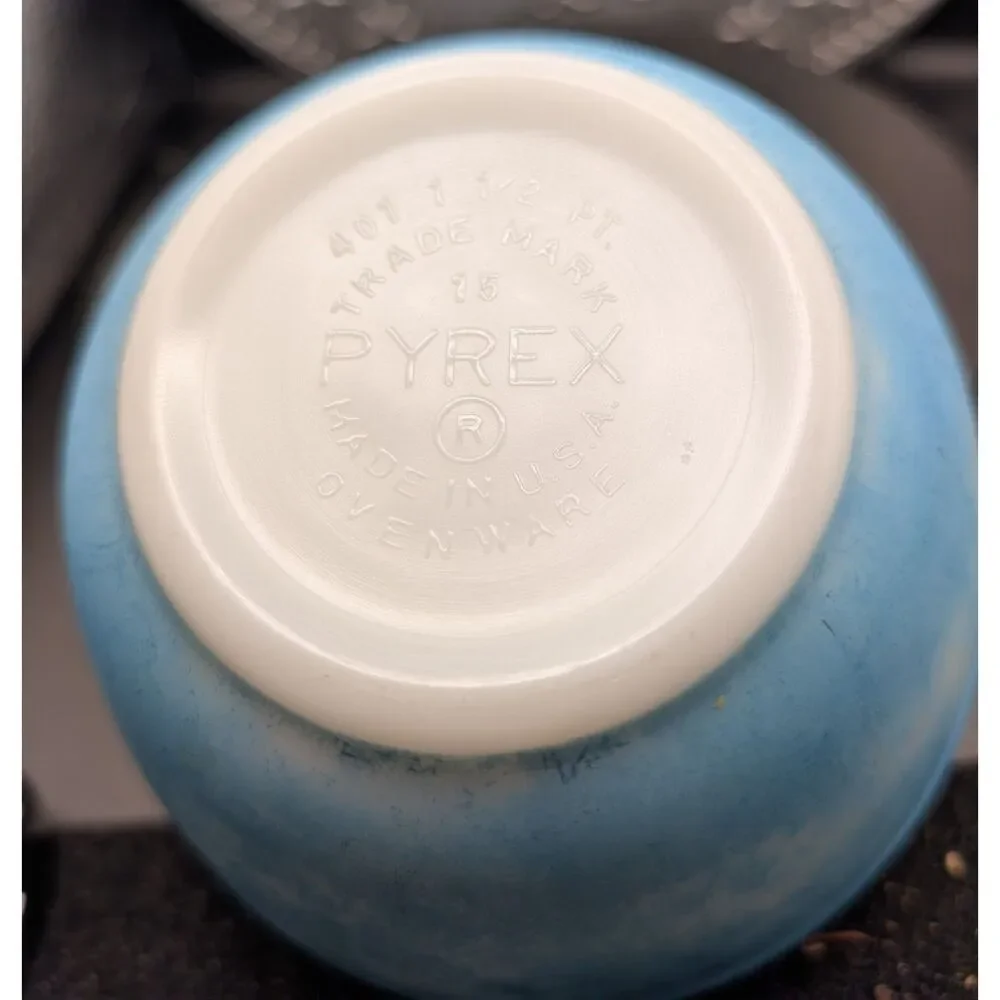 Pyrex 401 1.5 Pt Mixing Bowl – Light Blue Opal – Made in USA – Ovenware